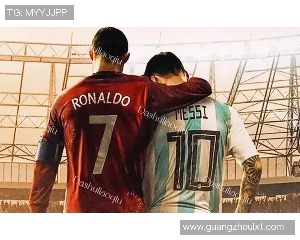 足球明星与梅西亲密拥抱瞬间展现友谊与荣耀的温暖画面 足球明星与梅西亲密拥抱瞬间展现友谊与荣耀的温暖画面