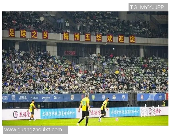 香港足球明星赛汕头激情开赛球迷热情高涨共庆足球盛宴 香港足球明星赛汕头激情开赛球迷热情高涨共庆足球盛宴